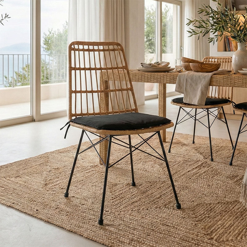 Καρέκλα Naoki rattan σε φυσική απόχρωση με μαύρο μαξιλάρι και μεταλλικό μαύρο πόδι 45.5x59.5x89εκ