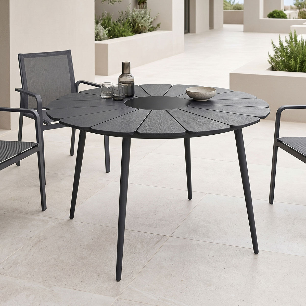 Τραπέζι Pinap μαύρο αλουμίνιο και plywood σε μαύρη απόχρωση Φ110x74εκ